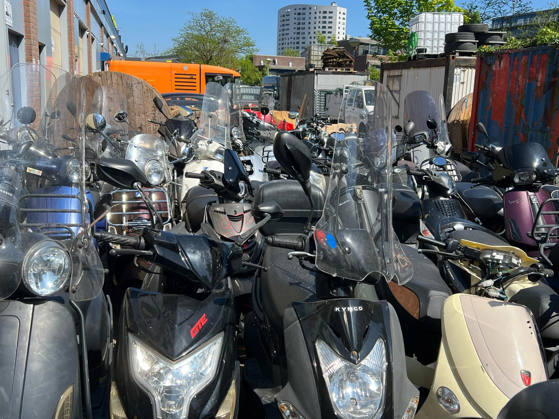 Scooter en werkplaatsfoto 1