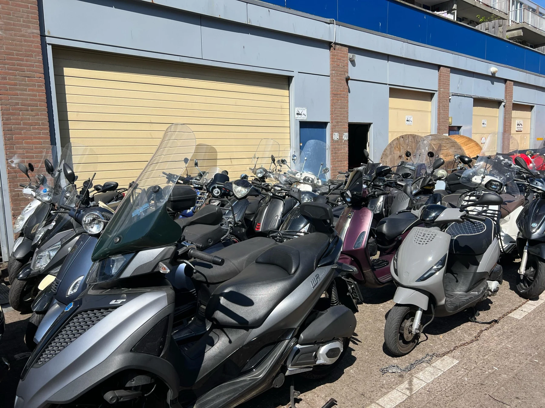 Scooter en werkplaatsfoto 5