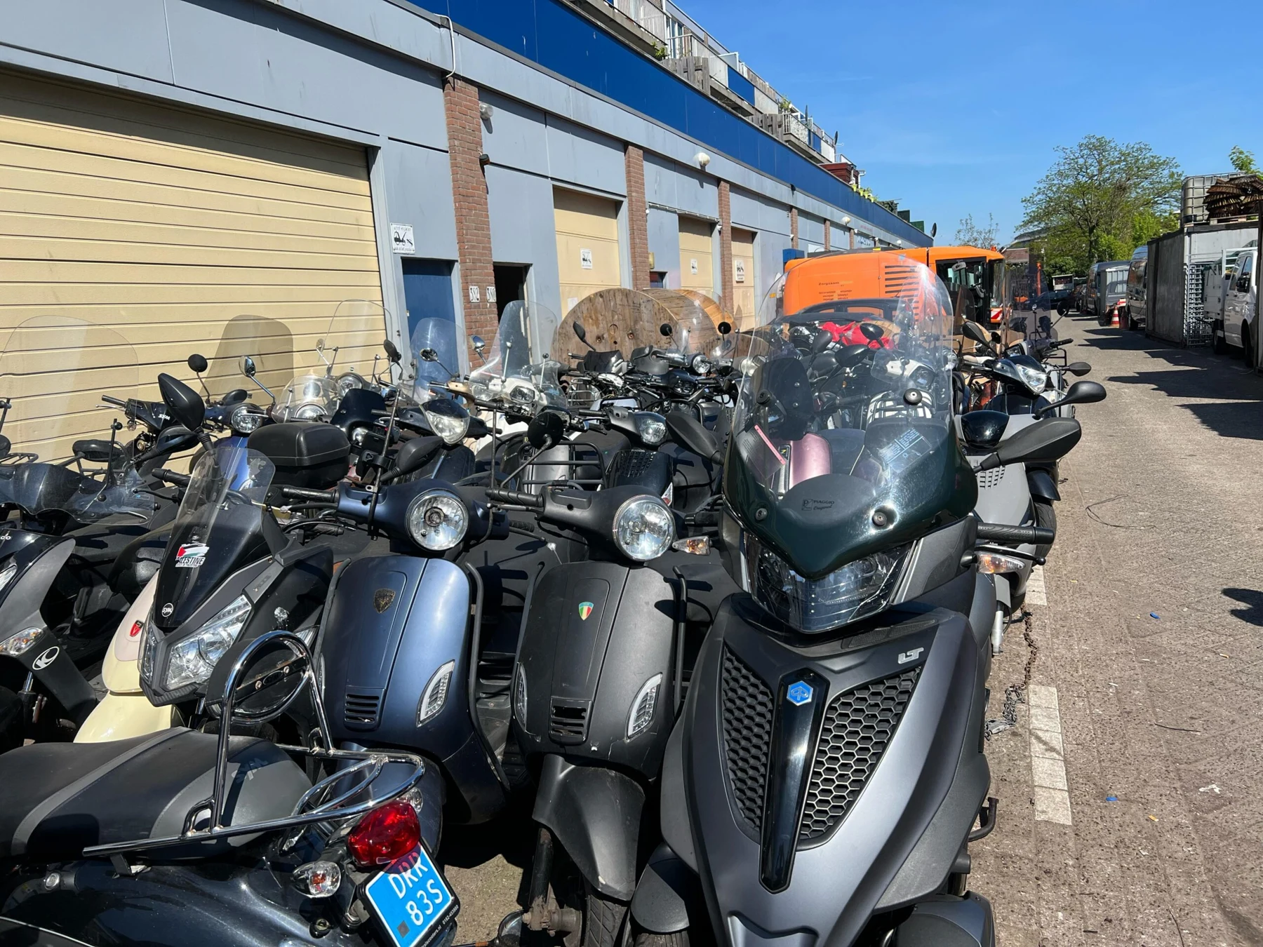 Scooter en werkplaats bij Scootershop Den Haag