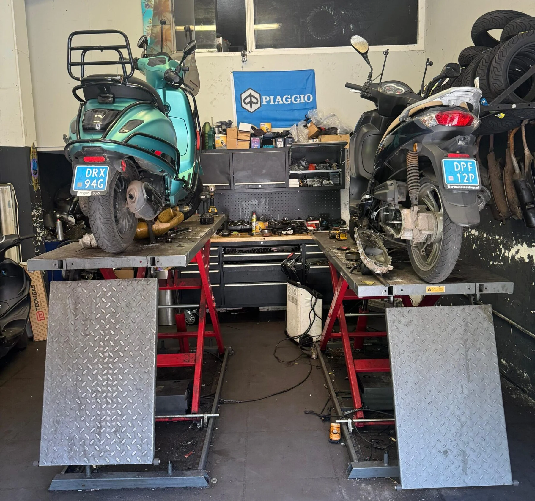 Scooter en werkplaatsfoto 10